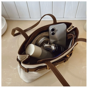 Intérieur spacieux du sac bicolore avec compartiments pour les objets du quotidien
