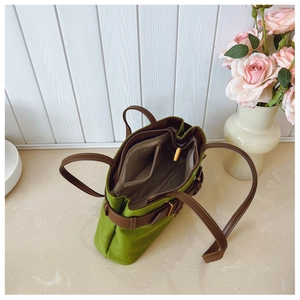 Vue intérieure du sac cabas vert montrant la poche zippée et la doublure spacieuse