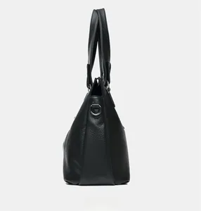 Vue latérale d'un sac cabas en cuir PU noir texturé avec boucles métalliques en D