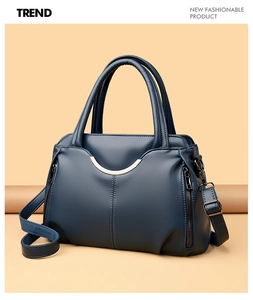 Détails du sac à main en cuir grainé bleu foncé avec décorations métalliques et zips