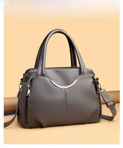 Détail du sac à main gris foncé en cuir à grain lychee avec finitions argentées