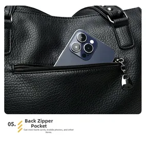 Gros plan d'un sac noir en cuir grainé avec une poche arrière zippée fonctionnelle