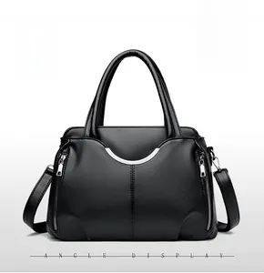 Détail d'un sac à main noir en cuir grainé avec finitions métalliques argentées
