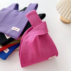 Bunte Stricktasche aus hohlem Polyester mit Hilldi-Etikett im Knotendesign