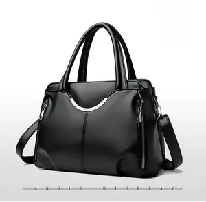 Vue latérale détaillée d'un sac à main noir en cuir grainé avec des détails argentés