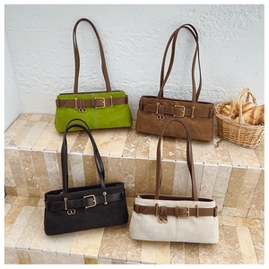 Sacs rétro en vert, marron, noir et beige avec boucles métalliques élégantes en relief