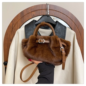 Detailaufnahme der flauschigen braunen Kunstfell-Handtasche mit verstellbarem Ledergurt