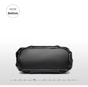 Vue détaillée du fond en cuir grainé robuste avec des coutures fines sur un sac noir
