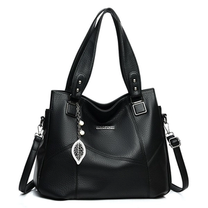 Sac cabas noir en cuir grainé pour femme avec breloque feuille et bandoulière