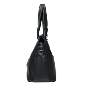 Sac cabas noir en cuir PU texturé pour femme présenté d'un angle latéral