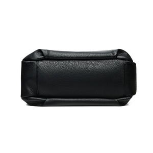 Vue du fond du sac cabas noir en cuir PU grainé avec détails de coutures renforcées