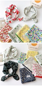 Détail de bandanas en coton floral avec ourlets soignés et textures douces et élégantes