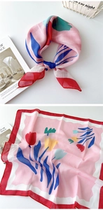 Nahaufnahme des rosa Baumwoll-Leinen-Schals mit bunten Tulpenprints und rotem Rand