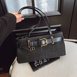 Sac sous le bras minimaliste en daim noir avec boucle dorée et bandoulière