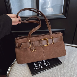 Sac à bandoulière en daim marron avec boucle de ceinture et finitions dorées