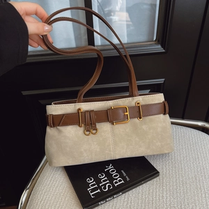 Sac sous le bras chic en daim beige avec sangles en cuir marron et boucles en métal doré