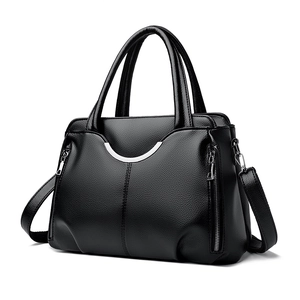 Grand sac à main noir en cuir grainé avec décoration métallique en U argentée