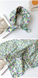Détail d'un foulard en coton à fleurs avec coutures bleues et tissu doux et respirant