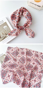 Detailaufnahme des Baumwoll-Leinen-Halstuchs mit rot-blauen geometrischen Blumenmustern