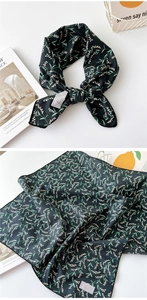 Détail du foulard en coton avec imprimé floral de muguet et bordures cousues de qualité