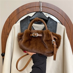 Braune flauschige Kunstpelz-Handtasche mit Lederriemen für Damen, eleganter Herbst-Winter-Stil