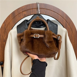 Braune Kunstfell-Handtasche mit Lederriemen und Silberschnallen für Damen Herbstmode