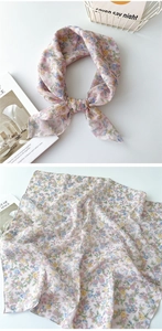 Detail eines geblümten Leinen-Halstuchs mit feinen Rollkanten und rosa Blumenmuster