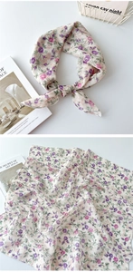 Detailtextur eines Baumwoll-Leinen-Halstuchs mit elegantem lila Blumenmuster