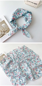 Detailaufnahme von Baumwoll-Leinen-Halstuch mit blauen Blättern und rosa Rosenmuster