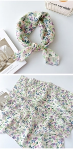 Detail eines kleinen quadratischen Halstuchs mit Blumenmuster und atmungsaktiver Textur