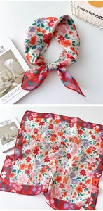 Detailansicht des Baumwoll-Leinen-Schals mit rotem Blumenmuster und gesäumter Handwerkskunst