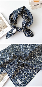 Détail d'un foulard en coton avec motif de tulipes jaunes sur fond bleu marine