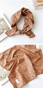 Détail d'un foulard en coton pur avec motif ours et bords roulés de qualité