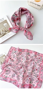 Detail eines rosa Baumwoll-Leinen-Schals mit Gänseblümchen-Print und Wellenkanten
