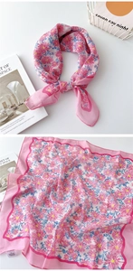 Detailansicht eines rosa geblümten Baumwollleinen-Halstuchs mit Gänseblümchen-Print