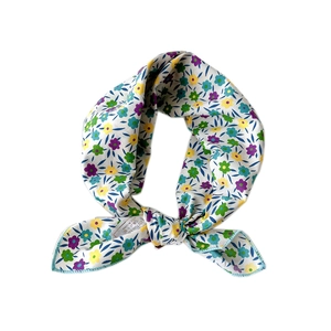 Carré de soie 100% coton à imprimé floral avec petites fleurs jaunes et violettes élégantes