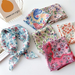 Sammlung von Baumwoll-Leinen-Schal-Sets mit Blumenmuster in Rosa, Blau und Beige