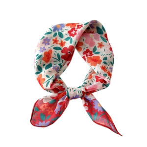 Quadratisches Baumwoll-Leinen-Halstuch mit rotem Vintage-Blumenmuster als Schleife