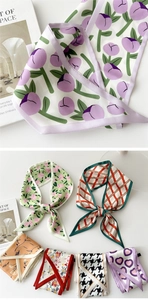 Vue détaillée de divers foulards en soie imprimés avec des motifs floraux et géométriques