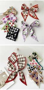 Vue détaillée de plusieurs foulards en soie imprimés aux motifs floraux et géométriques