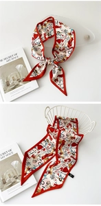 Détail d'un foulard étroit en soie avec bordure rouge et imprimé graffiti artistique abstrait