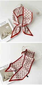 Détail d'un élégant foulard en soie à fleurs rouges avec bordure rouge pour sac ou poignet