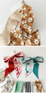Gros plan de foulards en soie à imprimé floral vintage avec divers motifs chic