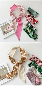 Vue détaillée de foulards twilly en soie aux motifs floraux et à pois élégants