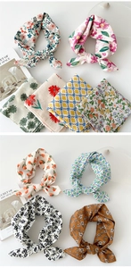Mise à plat de plusieurs carrés en coton et lin aux motifs floraux variés