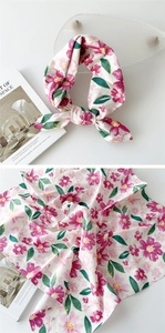 Détail d'un carré en coton et lin à fleurs avec des motifs roses et violets sur blanc
