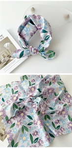 Détail d'un foulard en coton et lin à fleurs avec imprimés lavande et texture douce