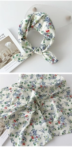Détail d'un foulard floral en coton et lin avec lianes bleues et motifs de fleurs