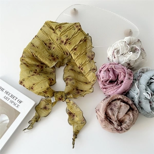 Floral pleated triangle scarf for women with vintage patterns and wavy edges
