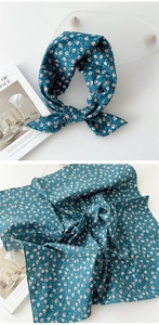 Détail du foulard floral bleu foncé en coton et lin montrant les textures du tissu